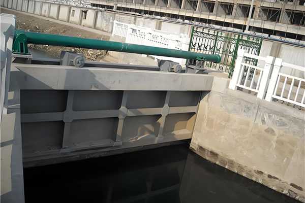 河道横拉钢制闸门施工完成