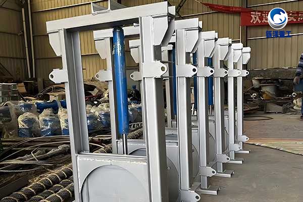 电动控制钢制闸门：智慧水利的“钢铁守门人”